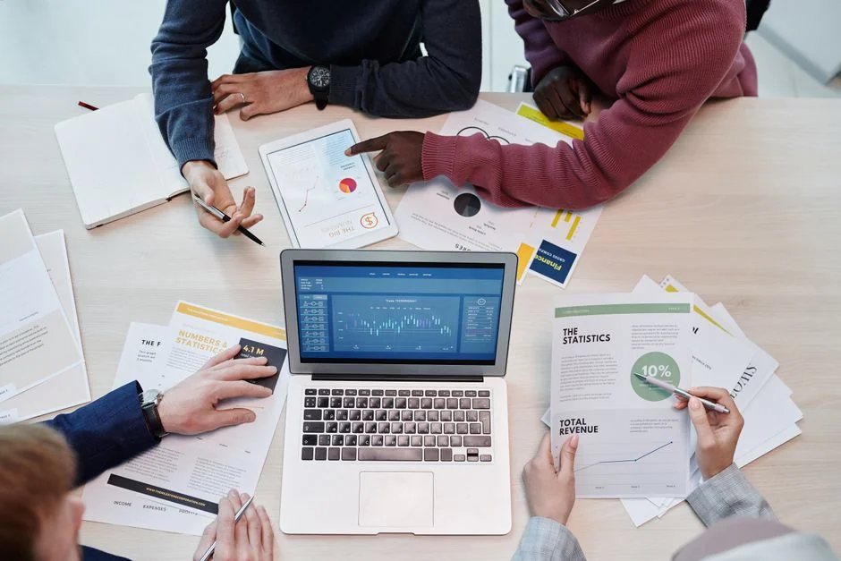 Detailní záběr různých marketingových materiálů na stole, ideální pro obchodní a strategické debaty.
