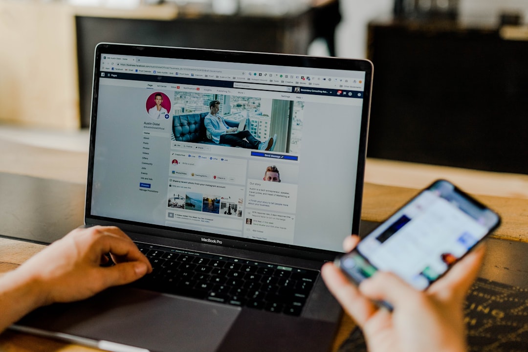 Facebooková stránka podnikatelského profilu na počítači i v mobilu.