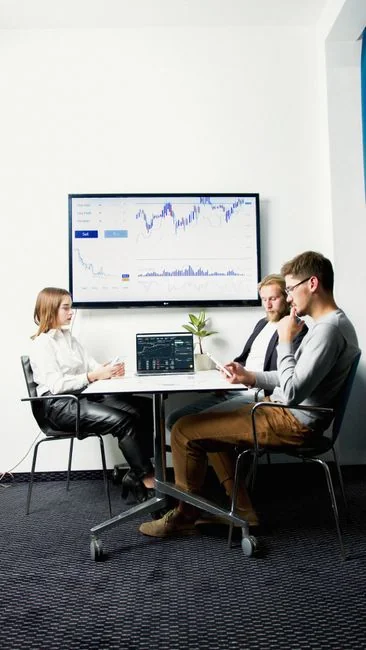 Dřevěné kostky s nápisem SEO na klávesnici notebooku vyjadřují koncepty digitálního marketingu.